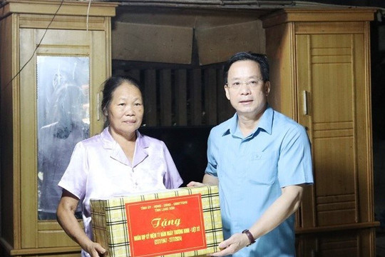 Lãnh đạo tỉnh Lạng Sơn thăm hỏi, tặng quà các gia đình chính sách, người có công với cách mạng