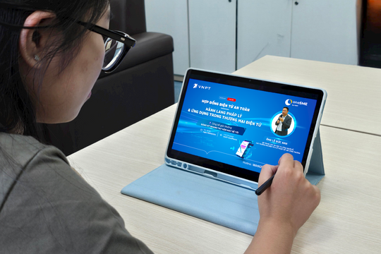 Nhà mạng livestream về sử dụng hợp đồng điện tử