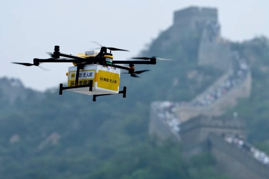 Tham quan Vạn Lý Trường Thành nhận đồ ăn bằng drone