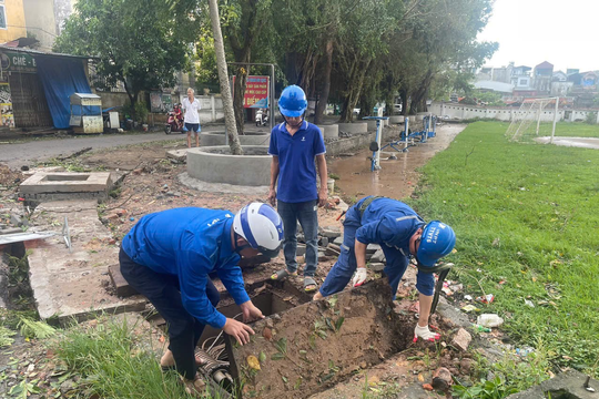 Nhân viên viễn thông lao vào mưa lũ, đảm bảo liên lạc sau bão Yagi