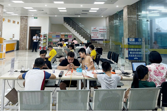 Bưu điện Quảng Ninh hỗ trợ sạc điện thoại, dịch vụ cho người dân sau bão Yagi
