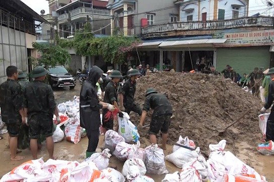 Hà Nội: Quân đội cùng nhân dân căng mình chống tràn lũ qua đê sông Tích