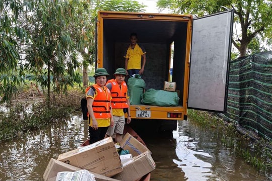 Gần 8.000 tấn hàng hóa, nhu yếu phẩm được bưu điện chuyển đến người dân vùng bão lũ