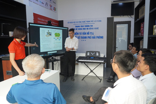 Hải Phòng: Tập huấn thiết bị hỗ trợ giáo dục thông minh tại điểm tư vấn hỗ trợ chuyển đổi số