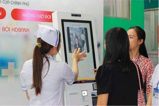 Kiosk y tế thông minh giúp người dân dễ dàng đăng ký khám chữa bệnh