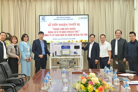 Trường Đại học Điện lực tiếp nhận thiết bị điều khiển động cơ ô tô điện Vinfast VF5 do Công ty Cổ phần Giáo dục và Dịch vụ EAC tài trợ