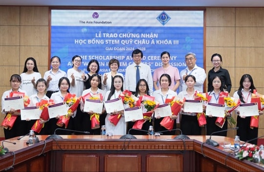 Trường Đại học Cần Thơ và Quỹ châu Á trao học bổng cho sinh viên