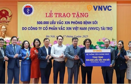 Hệ thống tiêm chủng VNVC trao tặng nửa triệu liều vắc xin sởi cho Bộ Y tế