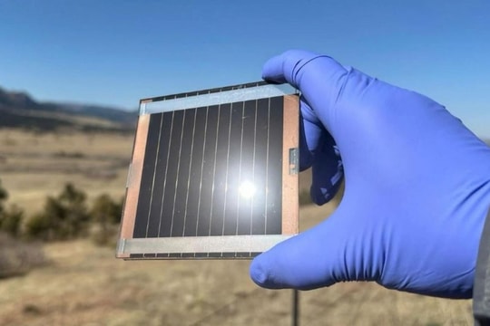 Thủ thuật “ép căng” giúp nâng cao hiệu suất pin mặt trời Perovskite