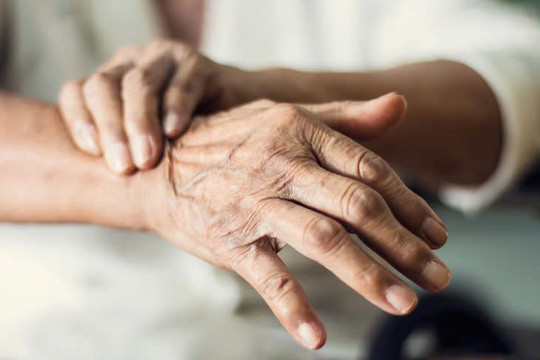 “Áo choàng tàng hình” mở ra kỷ nguyên mới trong điều trị Parkinson và y học tái tạo
