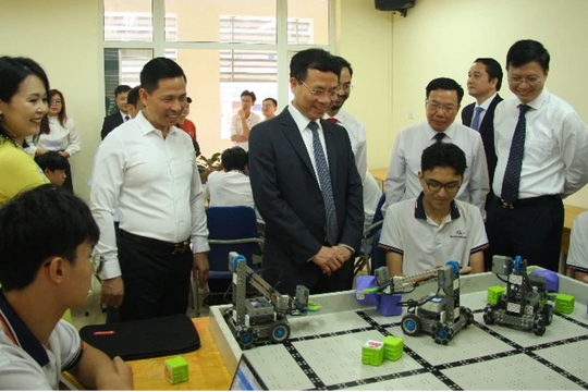 Trường THPT chuyên Đại học Sư phạm Hà Nội viết trang mới trong thời đại 4.0.