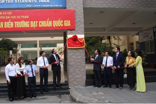 Bộ trưởng Nguyễn Mạnh Hùng trao tặng Phòng thực hành giáo dục STEM cho Trường THPT Chuyên Đại học Sư phạm