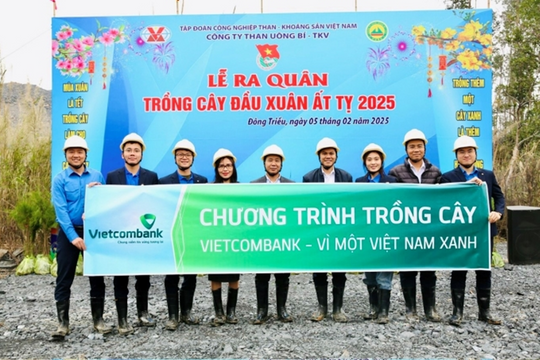 Vietcombank hưởng ứng phong trào trồng một tỷ cây xanh