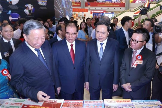Tổng Bí thư tham quan Hội Báo toàn quốc và dự Lễ kỷ niệm 100 năm Ngày Báo chí Cách mạng Việt Nam