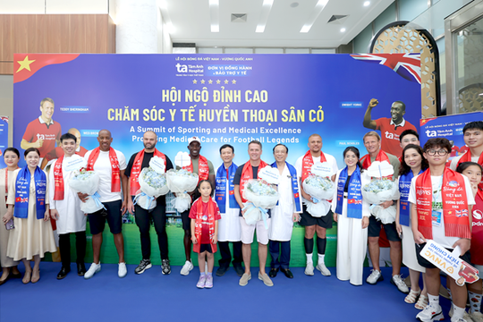 BVĐK Tâm Anh đón các huyền thoại Ngoại hạng Anh trải nghiệm công nghệ y học thể thao chuyên sâu