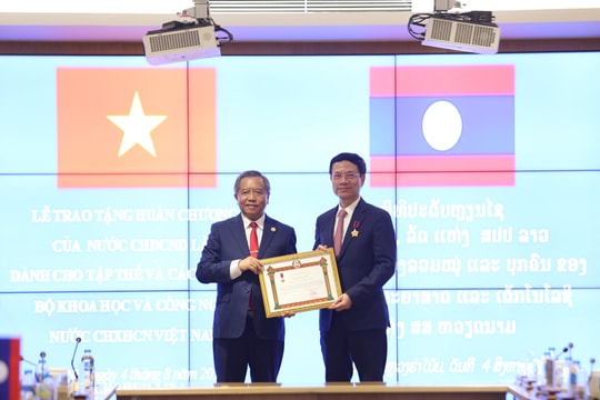 Lào trao tặng Huân chương Lao động hạng Nhất cho Bộ trưởng Nguyễn Mạnh Hùng