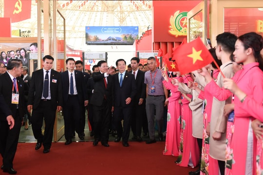Lãnh đạo Lào, Campuchia thăm và giao lưu cùng robot hình người “Make in Viet Nam” tại Triển lãm thành tựu 80 năm
