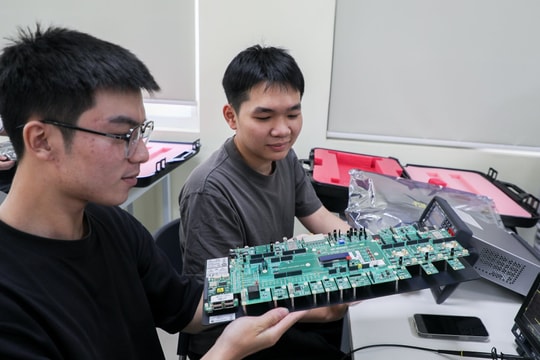 Tiếp nhận gói tài trợ giải pháp phòng lab Internet vạn vật (IoT)