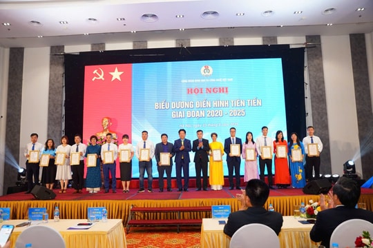 Tôn vinh  điển hình tiên tiến trong Công đoàn Khoa học và Công nghệ Việt Nam