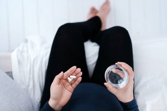 Sự thật khoa học đằng sau tranh cãi về thuốc hạ sốt Tylenol và thai kỳ