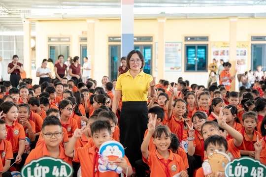 Những cuốn sách kịp thời đến với học sinh vùng lũ Nghệ An