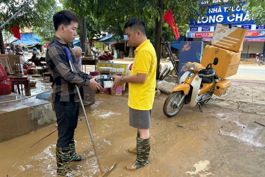 Bưu điện khôi phục hoạt động và tích cực hỗ trợ người dân vùng lũ