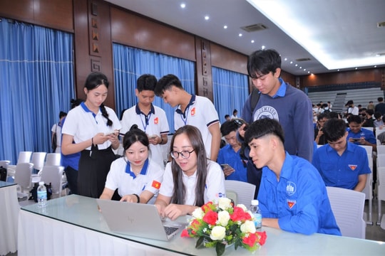 Sinh viên Khánh Hòa bùng nổ với chuỗi workshop “Khởi tạo Portfolio số - Vũ khí cạnh tranh của sinh viên thời AI”