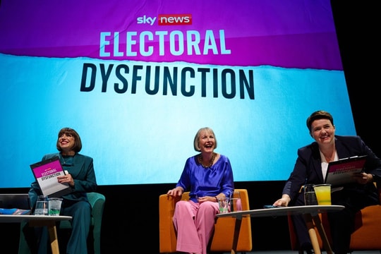 Báo chí Anh "tái sinh" trong kỷ nguyên số