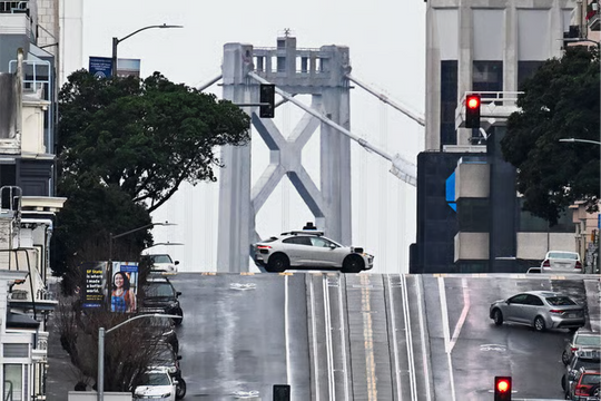 Vì sao xe tự lái chưa thể thay thế con người?