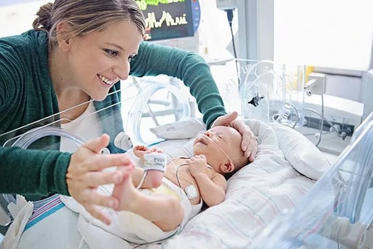 Giọng mẹ giúp kích thích phát triển não trẻ sinh non