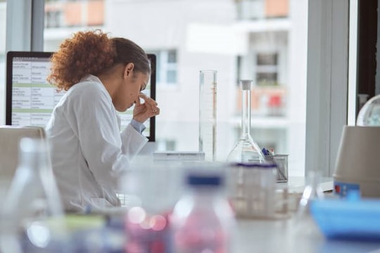 Áp lực công bố đè nặng, nhiều nhà khoa học "cầu cứu" AI