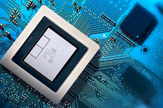 Hệ thống định tuyến đạt tốc độ 51,2 Tbps thỏa mãn “cơn khát” tốc độ của AI trong kiến trúc mạng AI phân tán