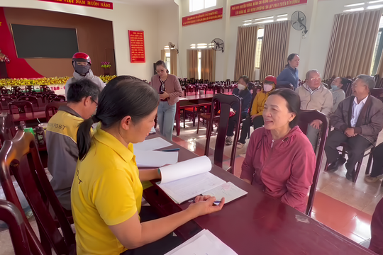 Người dân miền Trung phấn khởi nhận 3 tháng lương hưu, trợ cấp BHXH