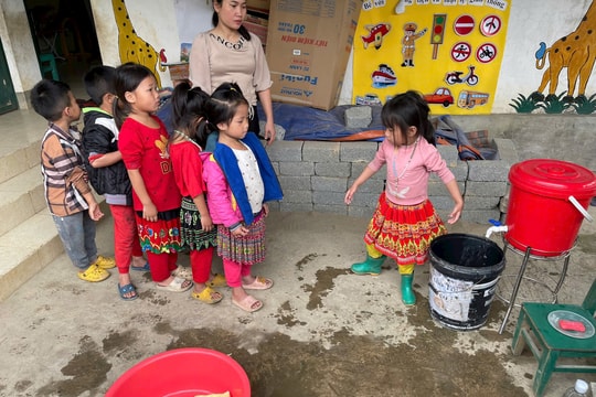 Nhiều địa phương triển khai hỗ trợ học phí và thiết bị học tập cho trẻ em nghèo, bảo đảm quyền được đến trường đầy đủ