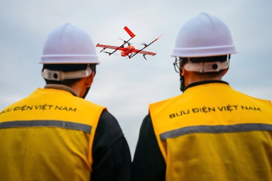 Lần đầu tiên tại Việt Nam, Bưu điện vận chuyển y tế bằng UAV