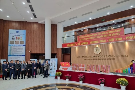 Khai trương không gian trưng bày “Dưới cờ Đảng quang vinh: Việt Nam 40 năm Đổi mới và khát vọng trong kỷ nguyên vươn mình”