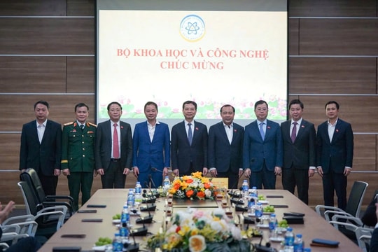 Bộ trưởng Nguyễn Mạnh Hùng chúc mừng các đồng chí Ủy viên Trung ương Đảng trưởng thành từ ngành Khoa học và Công nghệ