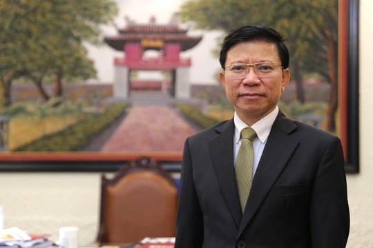 Hiệu trưởng Trường Đại học KHXH&NV được tặng Huân chương Cành cọ Hàn lâm