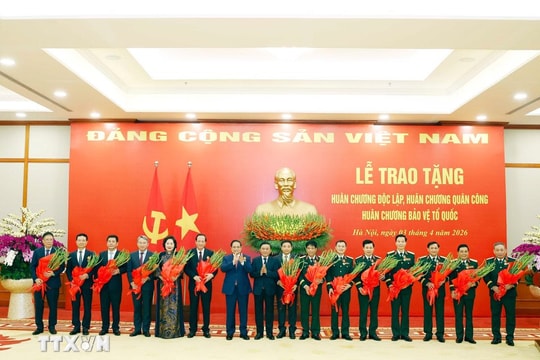 Minister Nguyen Manh Hung and Party and State leaders honored with prestigious decorations