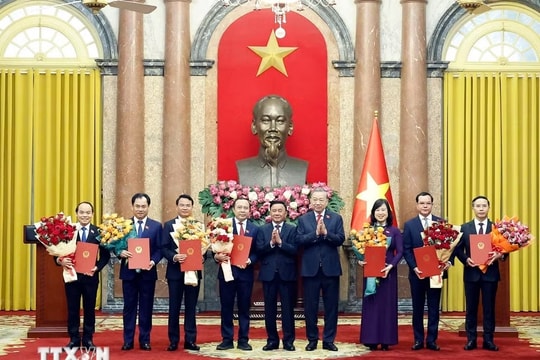Tổng Bí thư, Chủ tịch nước Tô Lâm trao quyết định bổ nhiệm các thành viên Chính phủ nhiệm kỳ 2026-2031
