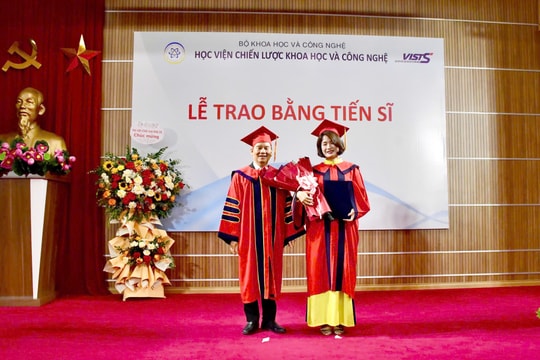 Học viện Chiến lược Khoa học và Công nghệ trao bằng Tiến sĩ cho nghiên cứu sinh Đặng Thu Giang