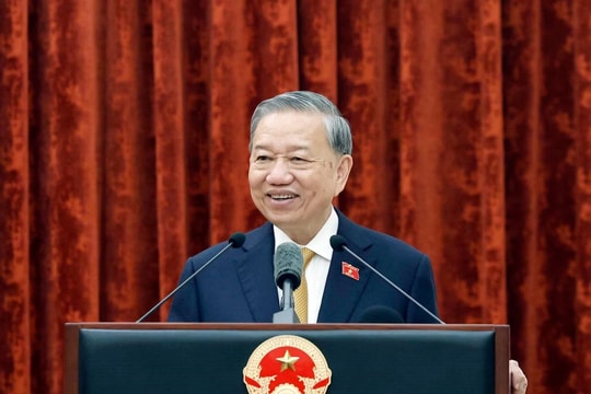 Ánh sáng Hồ Chí Minh soi đường cho chúng ta đi