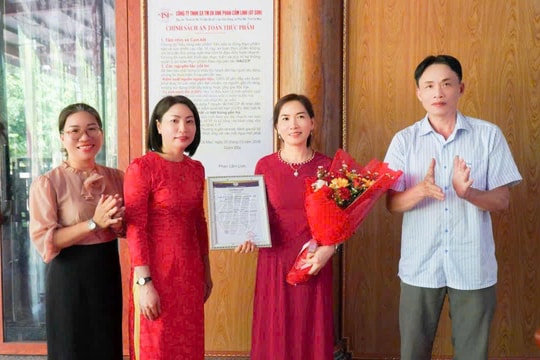 Cà Mau trao Giấy chứng nhận hệ thống quản lý an toàn thực phẩm HACCP cho Công ty TNHH MTV Hương Bảo Châu