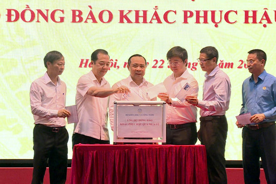 Lãnh đạo Bộ KH&CN cùng cán bộ, nhân viên quyên góp, ủng hộ đồng bào vùng mưa lũ