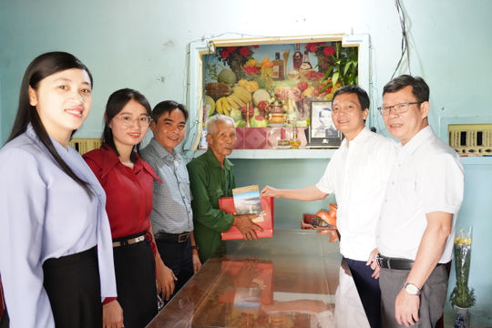 Lãnh đạo Sở KH&CN tỉnh Quảng Ngãi thăm, tặng quà gia đình người có công