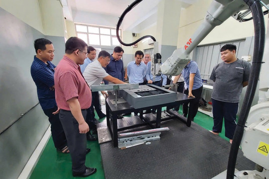 Làm chủ công nghệ robot cắt kim loại sử dụng fiber laser