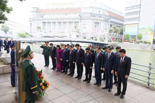 Thường trực Ban Bí thư Trần Cẩm Tú dâng hoa tưởng niệm Chủ tịch Hồ Chí Minh ở Bảo tàng Văn minh châu Á, Singapore