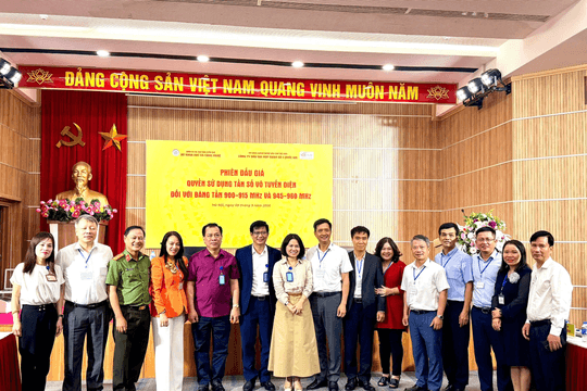 Ba nhà mạng chi hơn 3.000 tỷ đồng giành quyền sử dụng băng tần 900 MHz