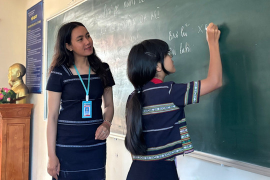 Gieo chữ ở trường, nuôi tiếng ở buôn: Giữ gìn tiếng K’Ho tại tỉnh Lâm Đồng