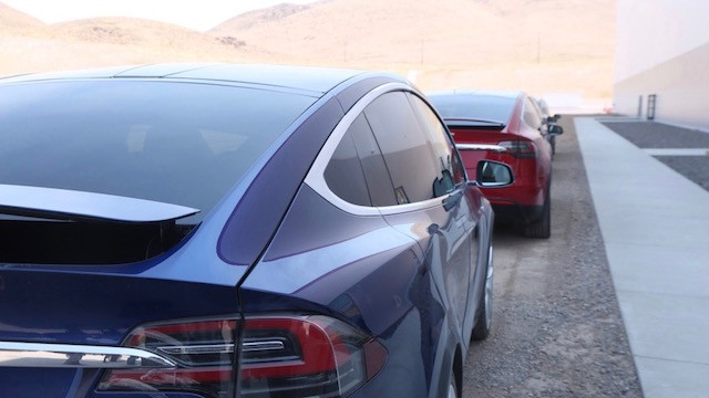  Tesla tích hợp năng lượng mặt trời trên mui xe 